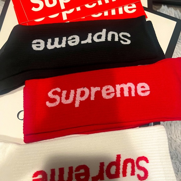 Supreme socks!3pairsred black & white with supreme logo & supreme stickers 🔥